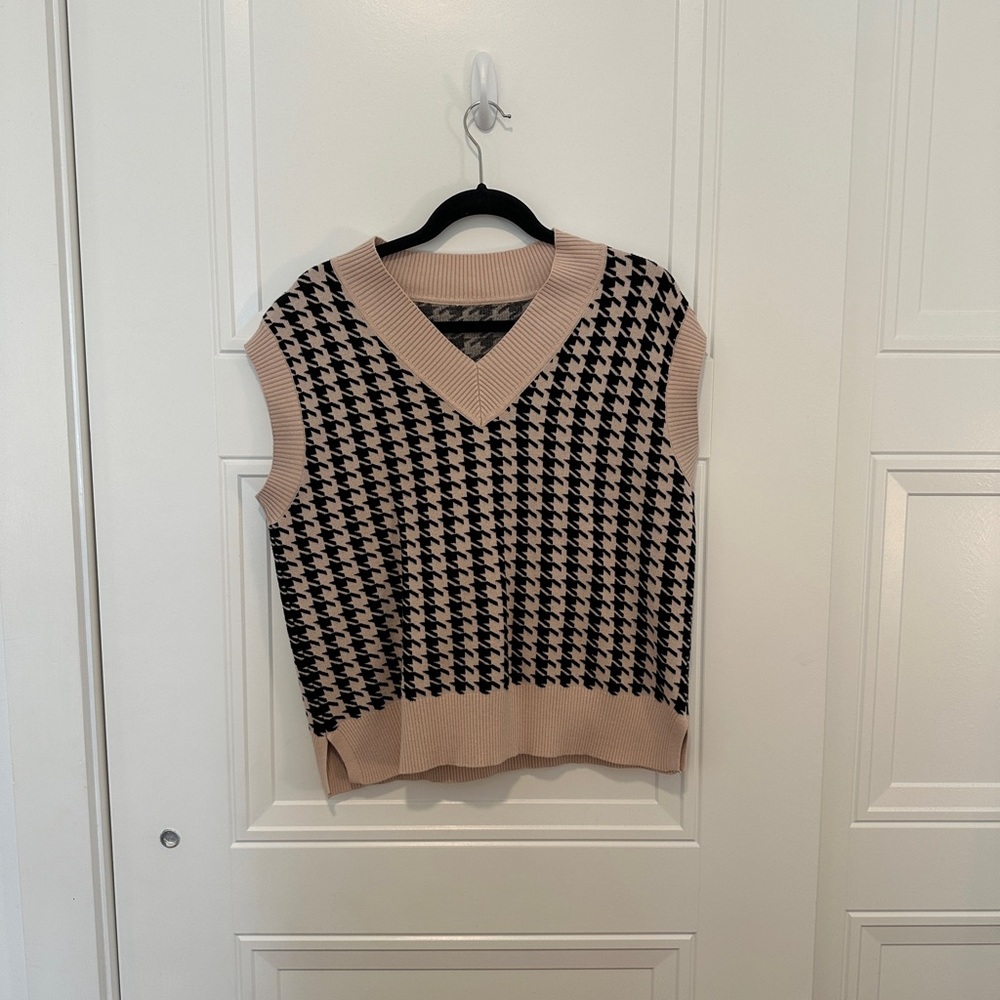Houndstooth Patterned Sweater Vest - Black and Tan - Picture 1 of 2